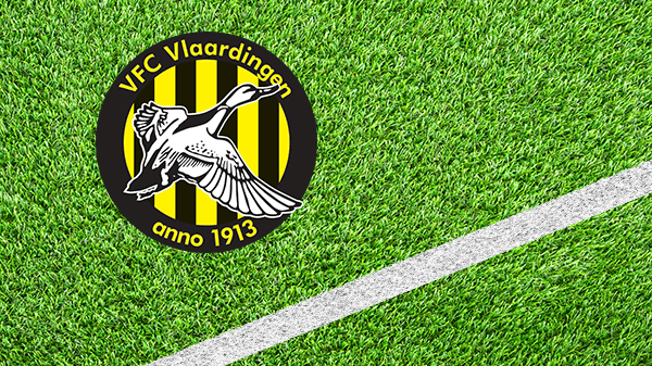 Logo voetbalclub Vlaardingen - VFC - Vlaardingsche Football Club - in kleur op grasveld met witte lijn - 600 * 337 pixels